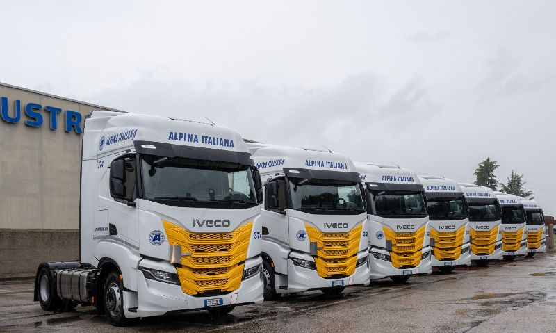 News Alpina Italiana amplia la sua flotta con 14 nuovi IVECO S-Way per le attività di groupage su territorio nazionale e internazionale - AUTO INDUSTRIALE BERGAMASCA