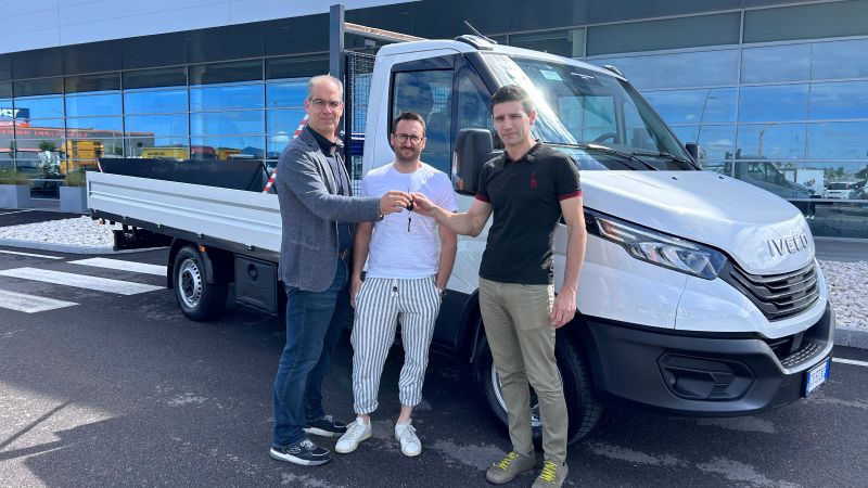 IVECO consegna un eDaily a Lombarda Raccordi per la distribuzione di raccorderia sul territorio - AUTO INDUSTRIALE BERGAMASCA