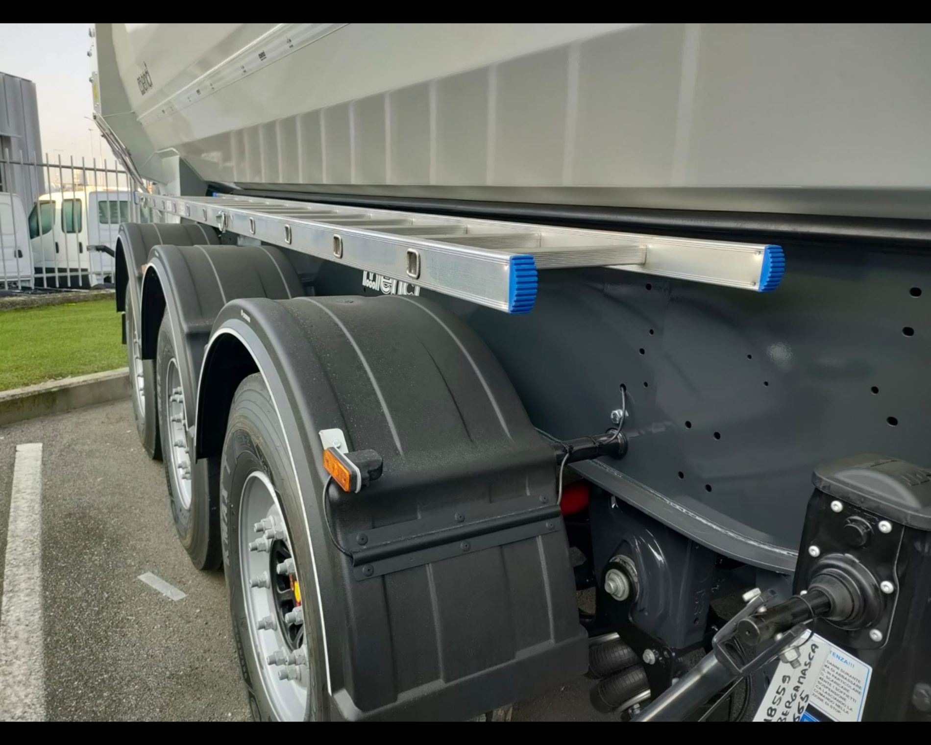 Altri marchi SEMIRIMORCHIO MENCI A TRE ASSI RIBALTABILE MOD. SA700R - AUTO INDUSTRIALE BERGAMASCA