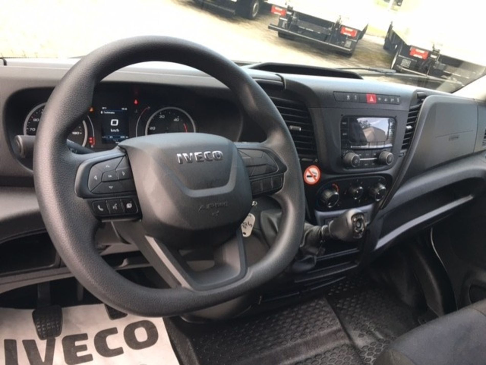 IVECO IVECO DAILY 35C16 CON SPONDA IDRAULICA E BOX - AUTO INDUSTRIALE BERGAMASCA