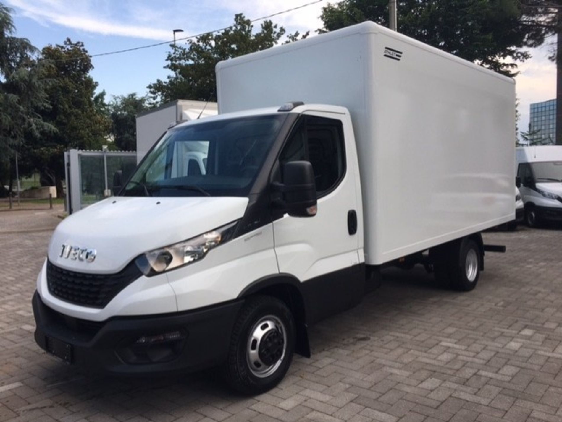 IVECO IVECO DAILY 35C16 CON SPONDA IDRAULICA E BOX - AUTO INDUSTRIALE BERGAMASCA