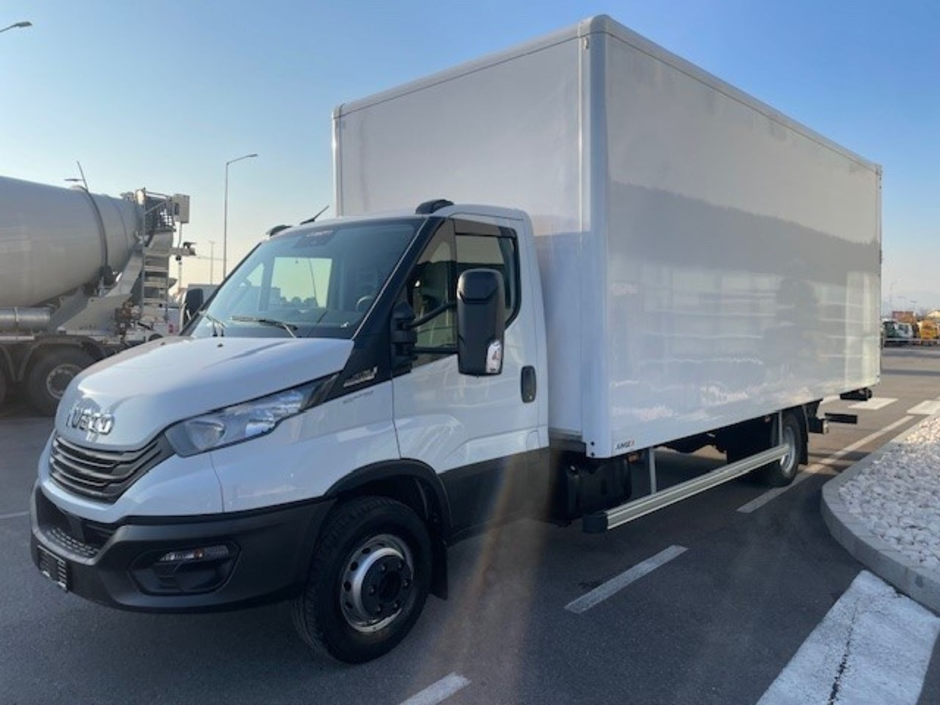 IVECO DAILY 72C18 AUTOMATICO CON BOX E SPONDA BATTUTA - AUTO INDUSTRIALE BERGAMASCA