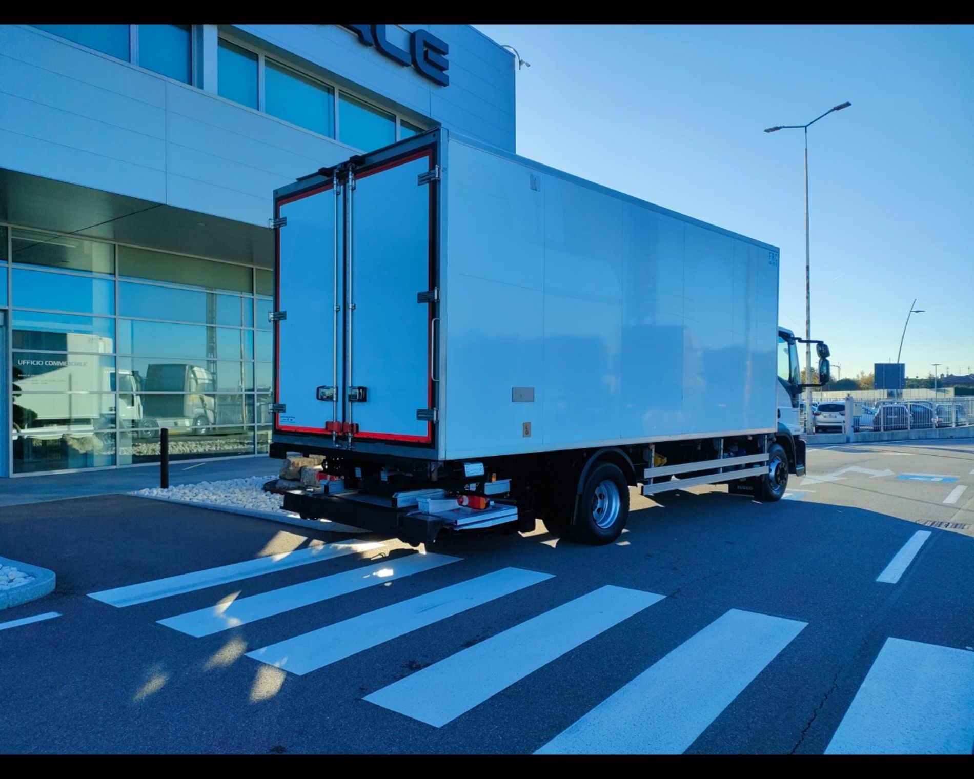 IVECO EUROCARGO 140E28P CELLA ISOTERMICA CON SPONDA RETRATTILE  - AUTO INDUSTRIALE BERGAMASCA