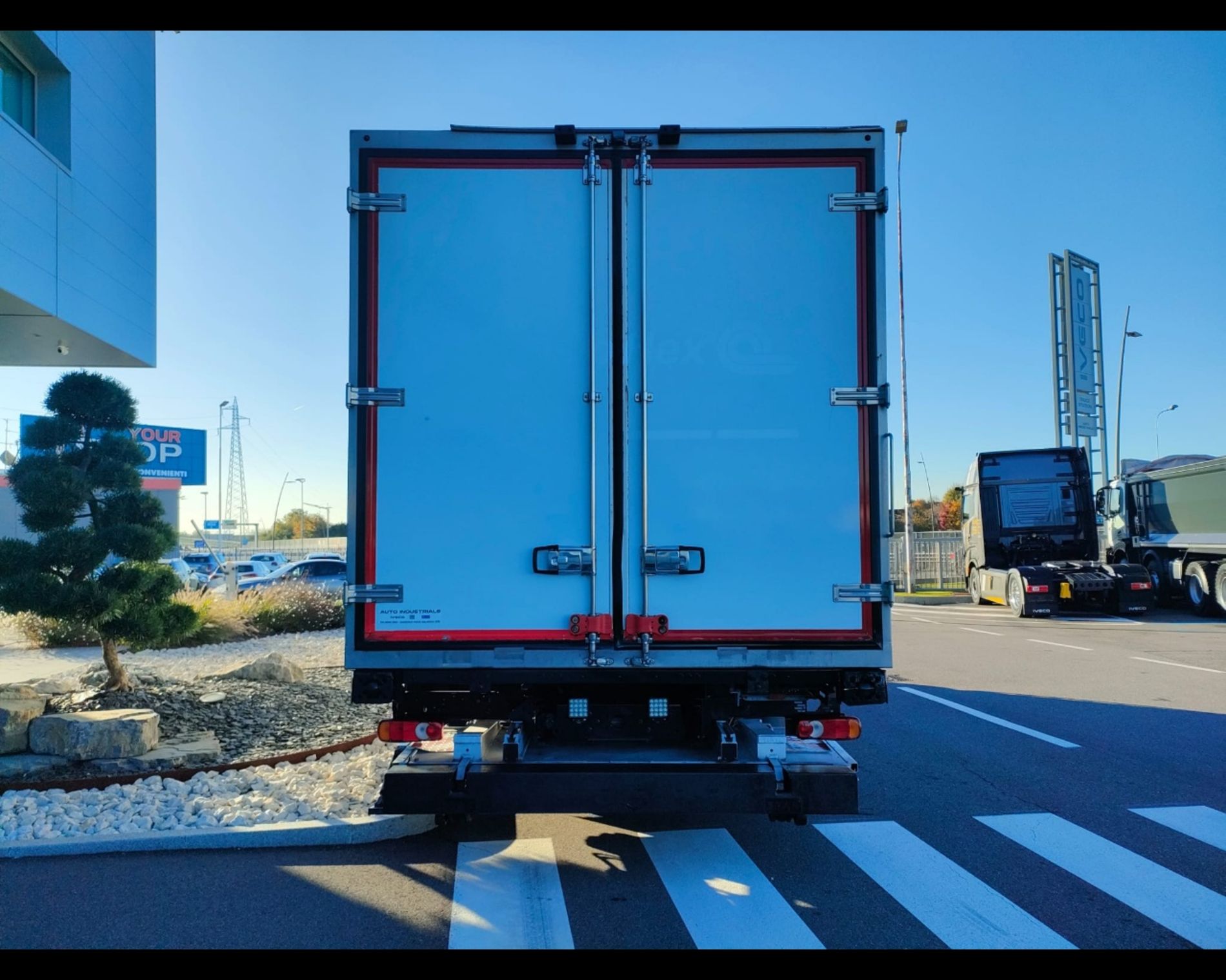 IVECO EUROCARGO 140E28P CELLA ISOTERMICA CON SPONDA RETRATTILE  - AUTO INDUSTRIALE BERGAMASCA